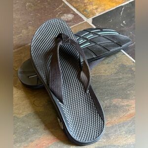 Chaco women’s Black Flip Flops